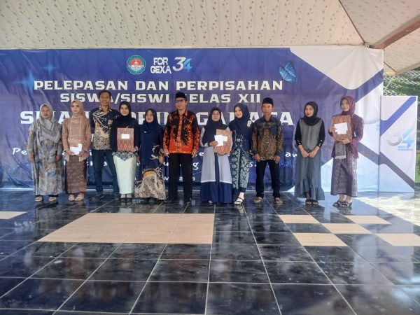 Kepala SMAN 1 Pringgarata Melepas Lulusan Angkatan ke-34 kepada Komite